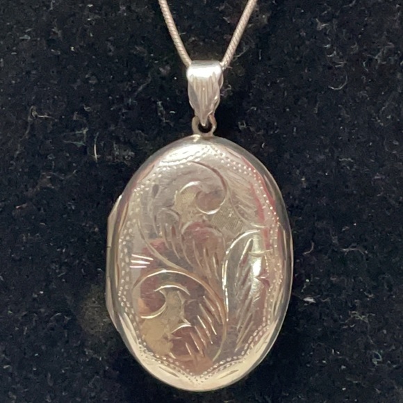 Vintage sterling silver locket on a sterling chain 16” - Picture 2 of 12